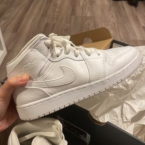 NIKE AIR JORDAN 1 MID